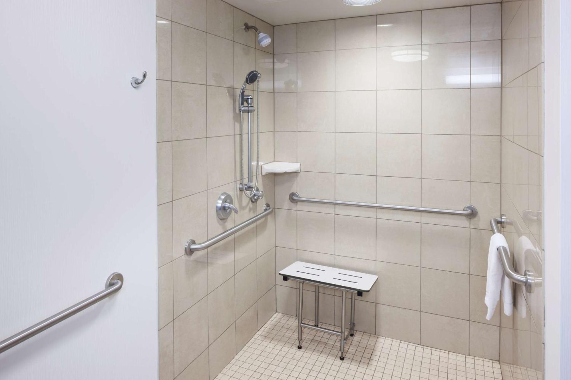 Hampton & City-bricktown Hotel 3*